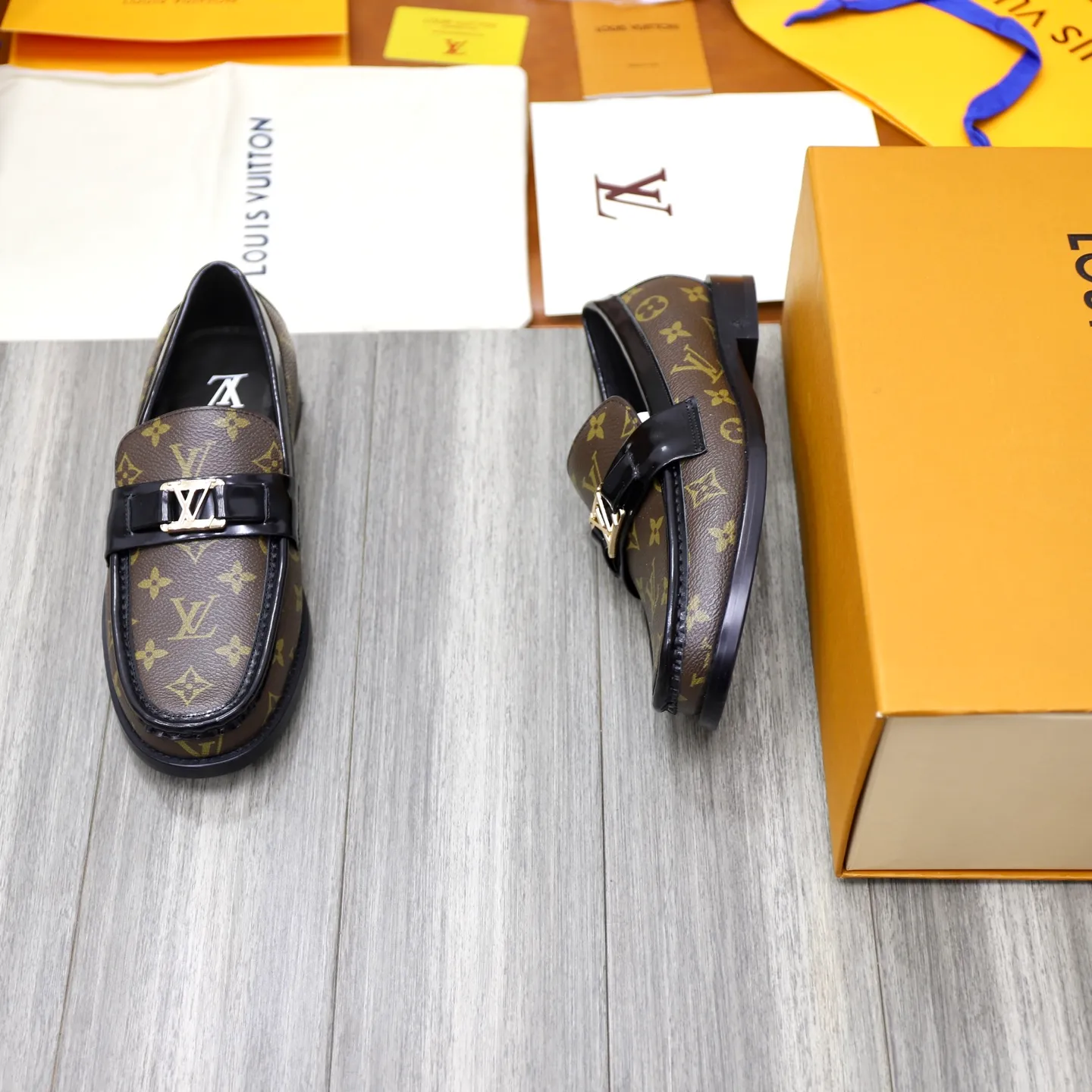 Men's shoes 💰: 💰900LV Louis Vuitton slip-on loafers, top quality products produced in Dongguan, ready for sale! This LV Glove loafer is made of selected soft cowhide, with a slightly wrinkled leather surface and a very high-end texture. Each pair is unique. The leather surface is light and soft, with a fine texture and good luster. It is a classic loafer style, with exquisite handmade mark stitching on the toe, and a square toe configuration to highlight the classic style. The horizontal band has hot-printed LV three-dimensional letters, semi-solid handcrafts and a genuine leather outsole, and a rubber patch on the heel to create wear-resistant performance and comfort. One of the must-have loafers for men! Comes with full original packaging! Code number: 38-39-40-41-42-43-44 (38, 45, 46 customized) standard leather shoe code